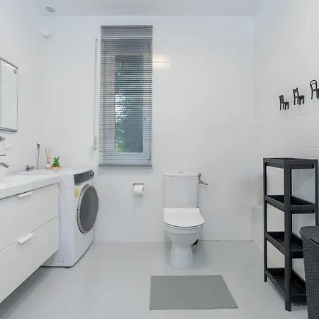Beautiful House With Balcony Ideal For Families By Renters *