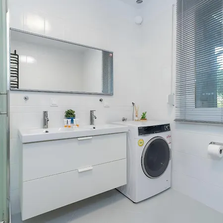 Beautiful House With Balcony Ideal For Families By Renters Poznan
